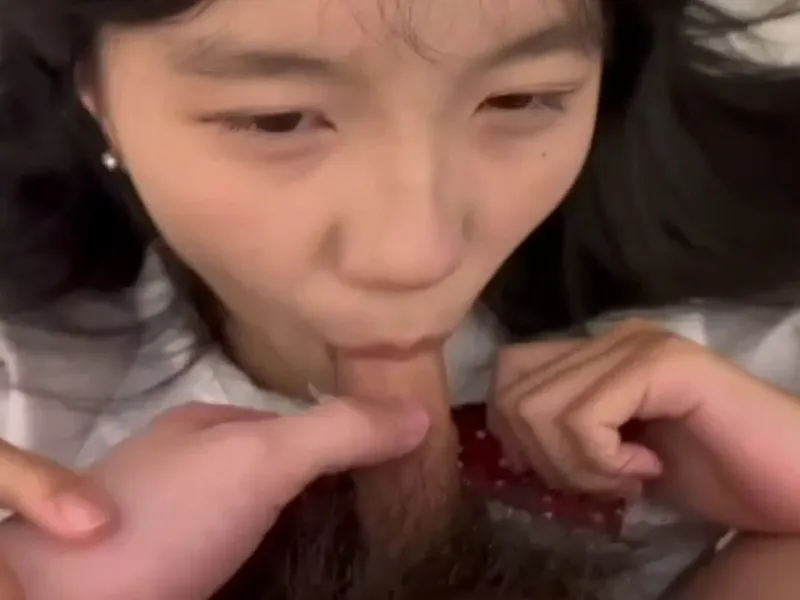 Em loli dễ thương liếm cò biến em thành con em đĩ dam dang p2